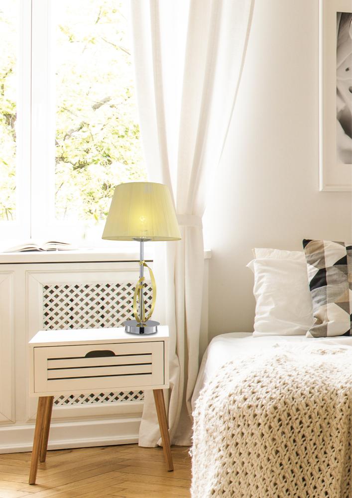 Vue rapprochée de la lampe près du lit, rideaux blancs et lumière du jour