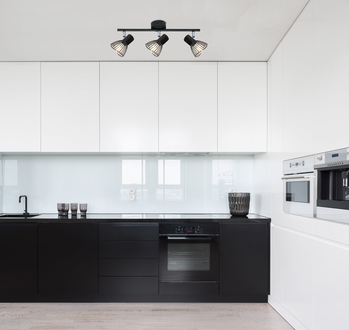 Luminaire installé au plafond dans une cuisine moderne, éclairant le plan de travail.