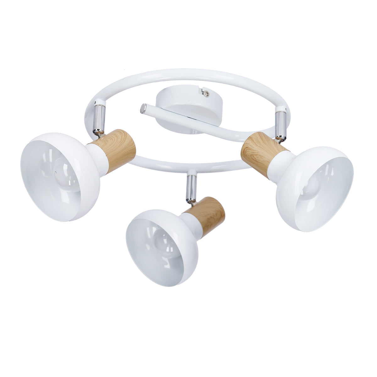 Autre angle du plafonnier, cadre circulaire blanc et trois spots réglables en bois clair.
