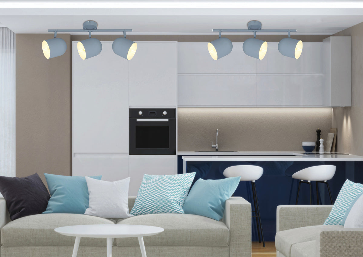 Deux plafonniers gris bleu éclairant une cuisine moderne avec îlot et canapé