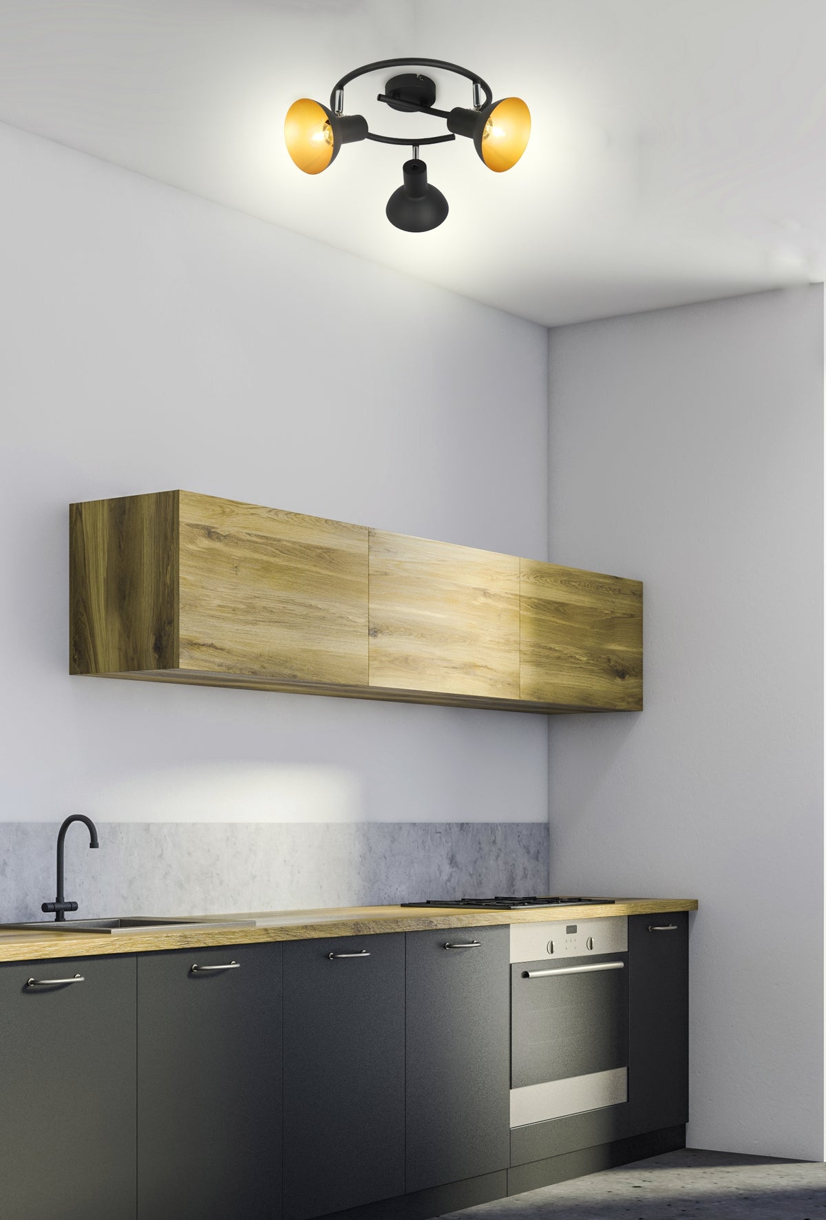 Mise en ambiance du plafonnier allumé au-dessus de meubles de cuisine bois et gris