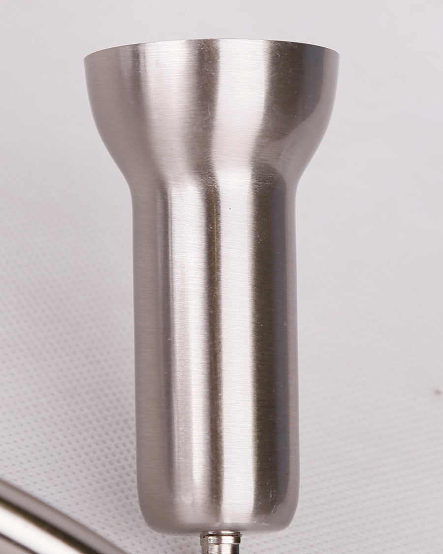 Détail rapproché d'une tête de spot cylindrique en acier brossé nickel satiné