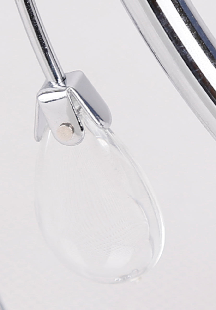 Gros plan sur la finition chromée et la goutte transparente décorative.