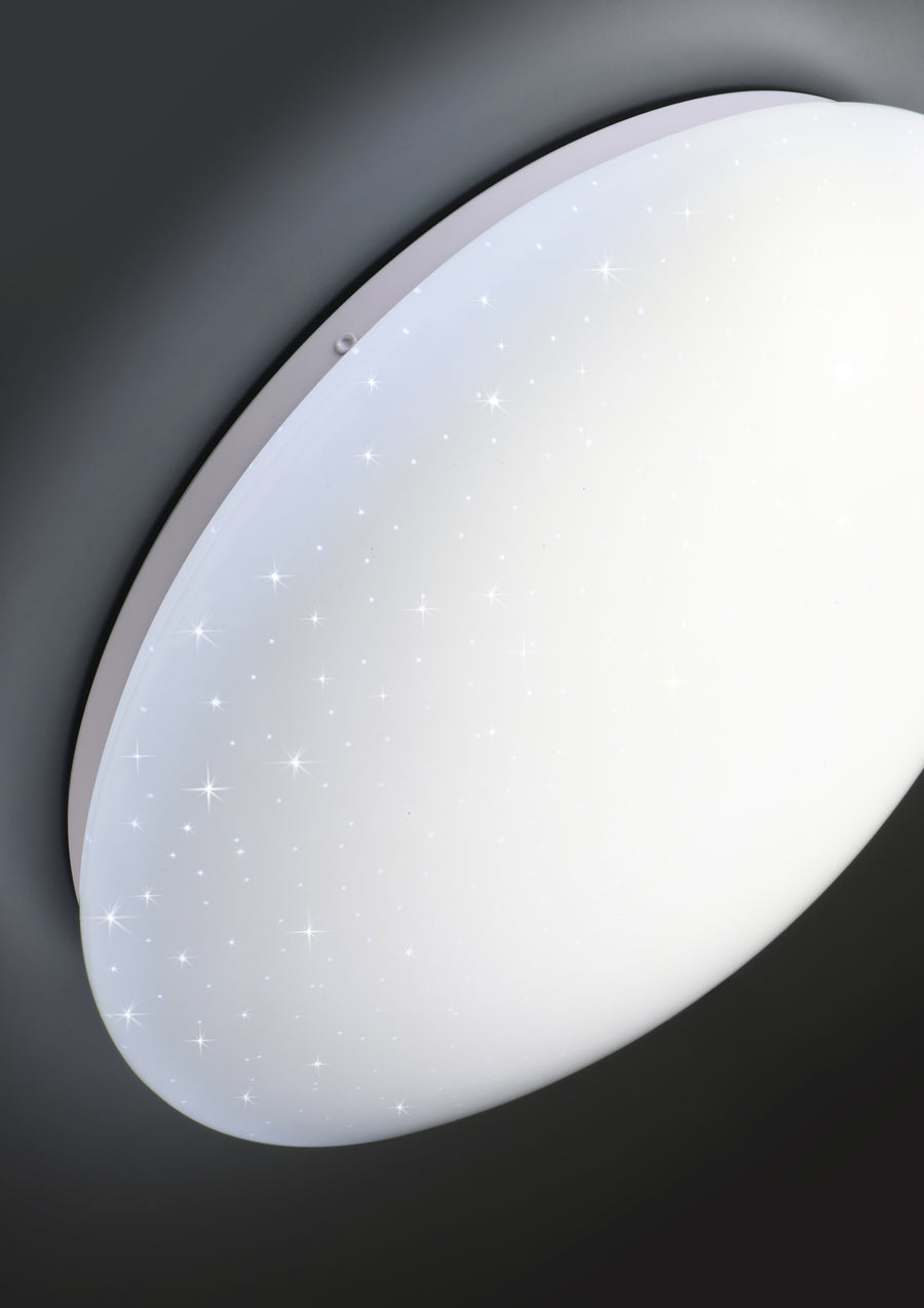 Détail rapproché du diffuseur étoilé et de la finition blanche du luminaire