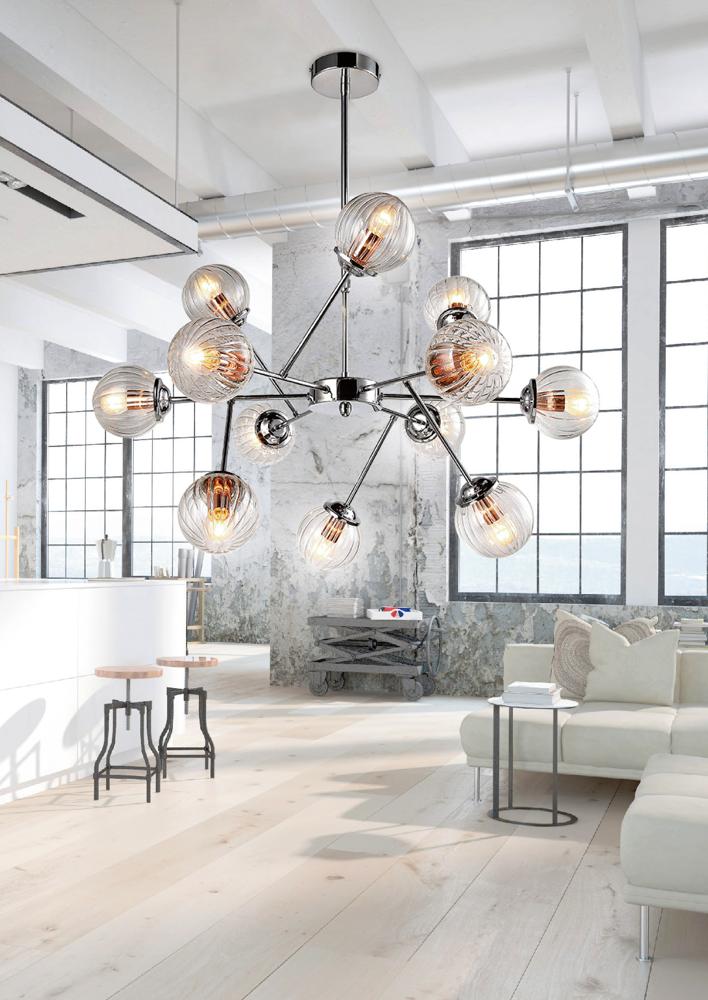 Vue rapprochée du luminaire éclairé dans un intérieur contemporain aux grandes fenêtres atelier
