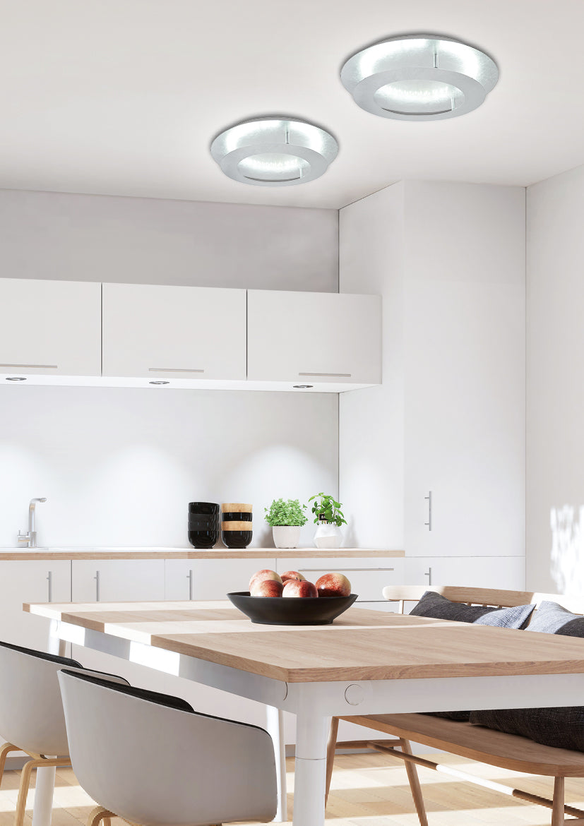 Vue d'ambiance cuisine moderne blanche avec deux plafonniers au plafond