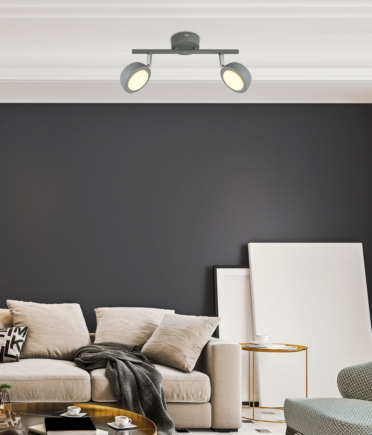 Luminaire gris fixé au plafond d'un salon au mur anthracite, ambiance moderne