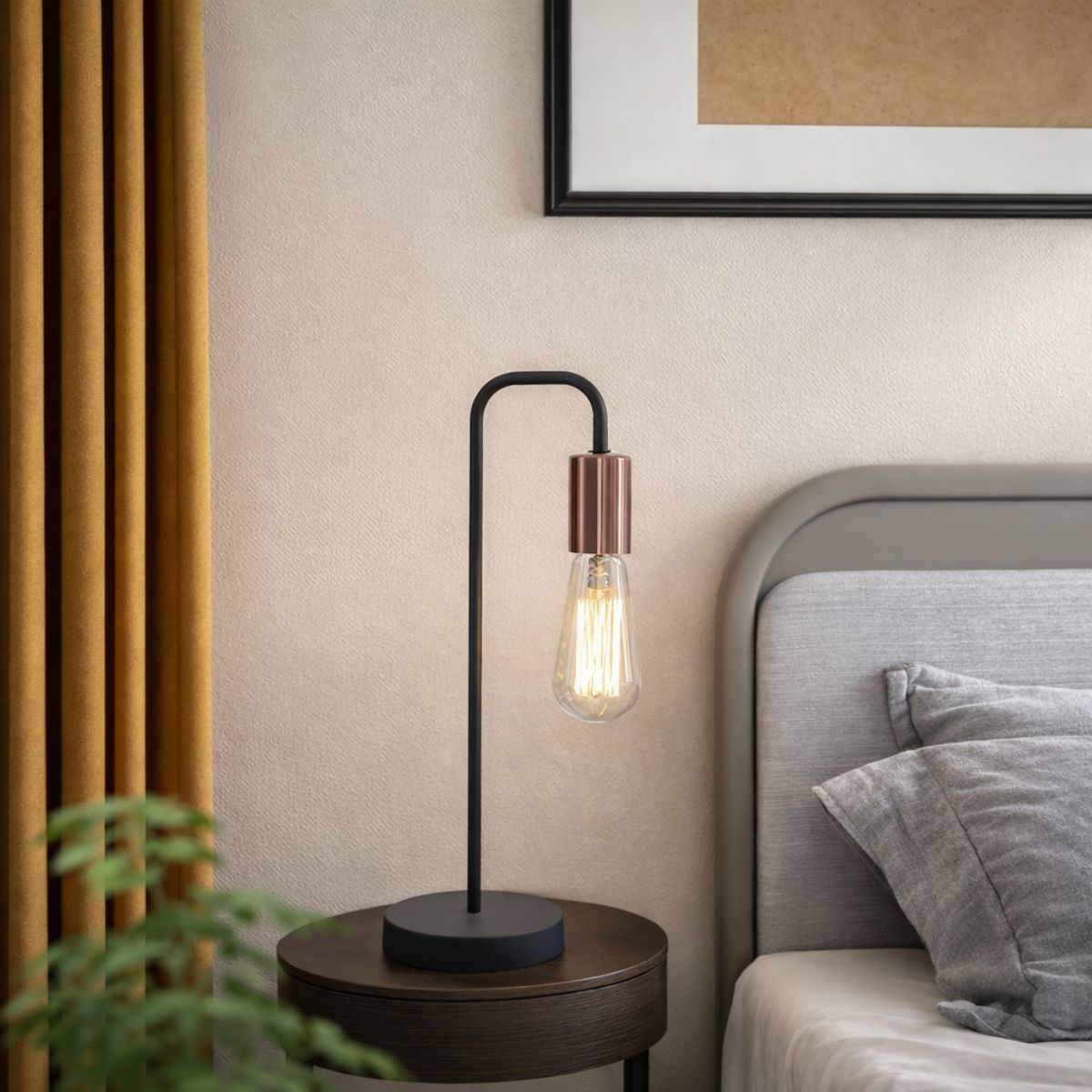 Lampe allumée sur une table de nuit en bois, près d'un lit gris