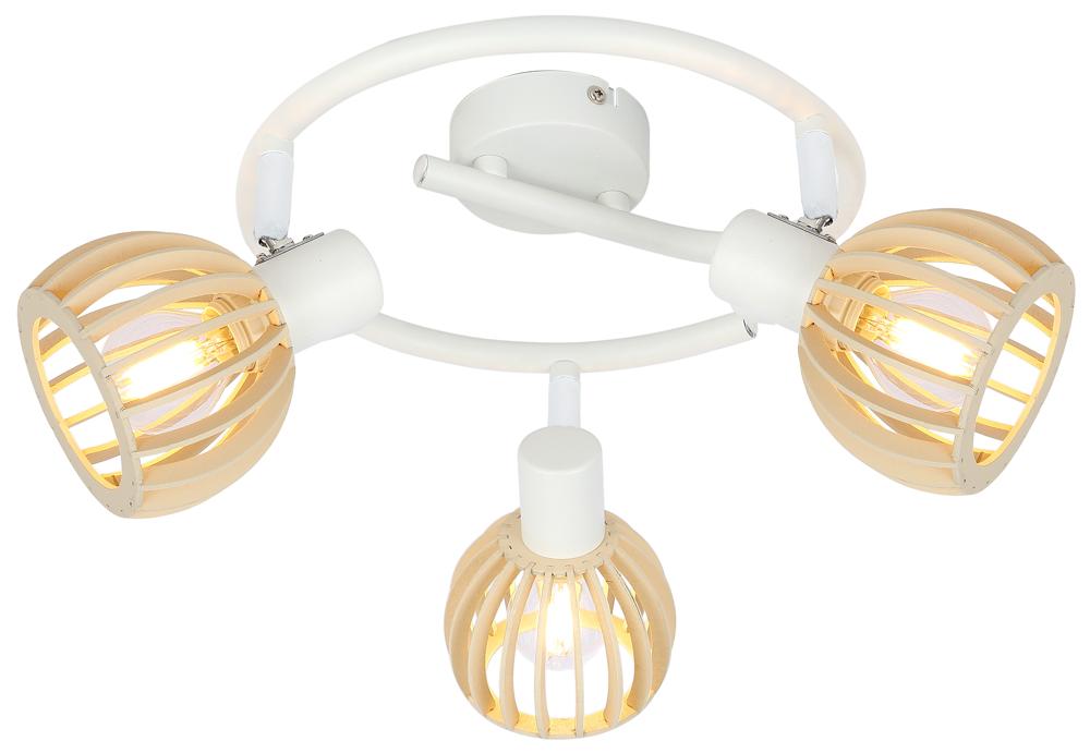Plafonnier trois lumières sur fond blanc, structure blanche et coupelles ajourées en bois clair.