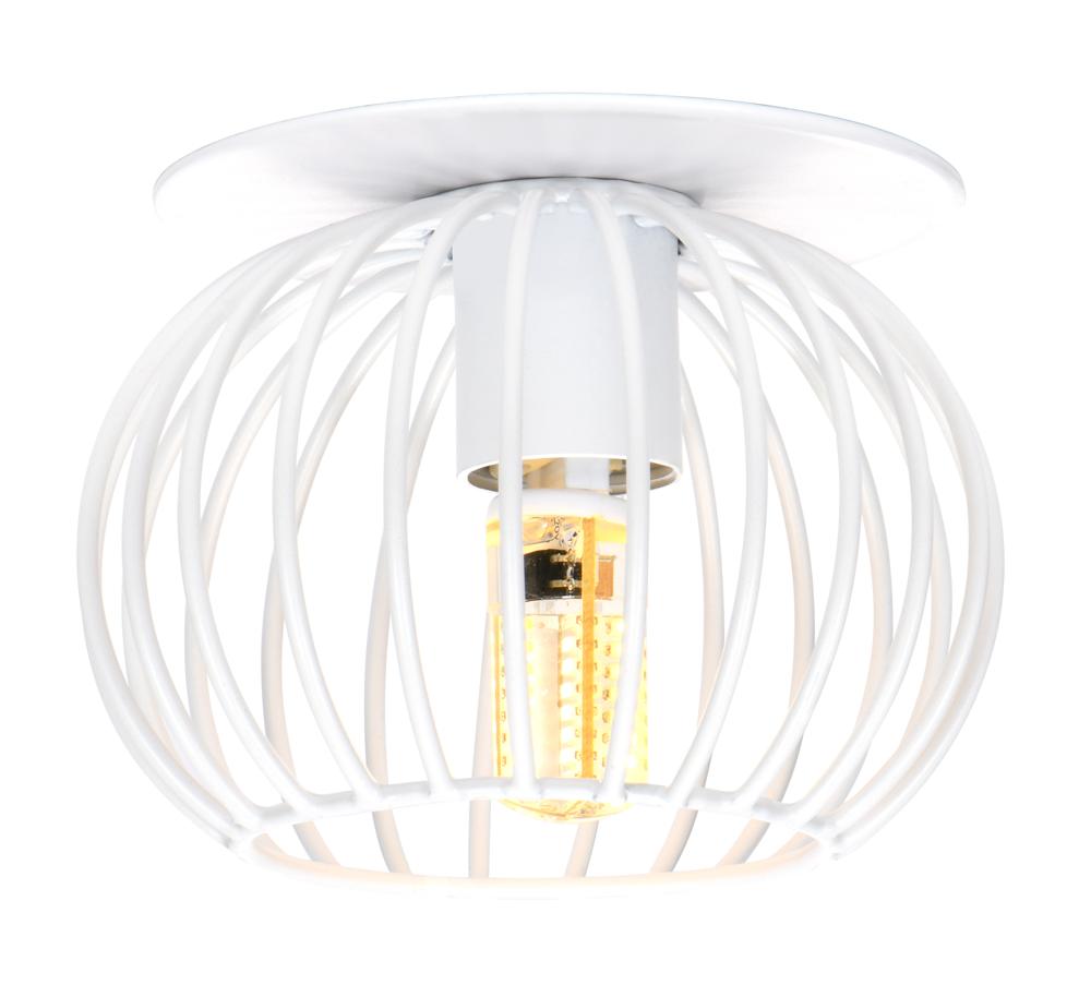 Plafonnier blanc en cage sphérique allumé, ampoule LED dorée visible entre les tiges métalliques