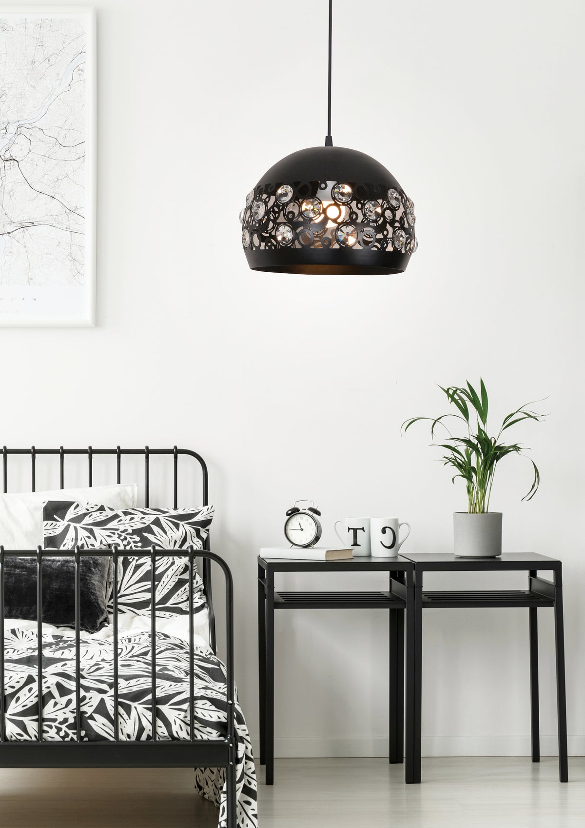 Vue en situation dans une chambre claire, suspension allumée au-dessus d'une table de chevet