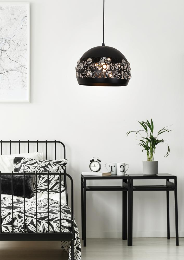 Plan rapproché de la suspension éclairée, décor de chambre noir et blanc avec plante verte