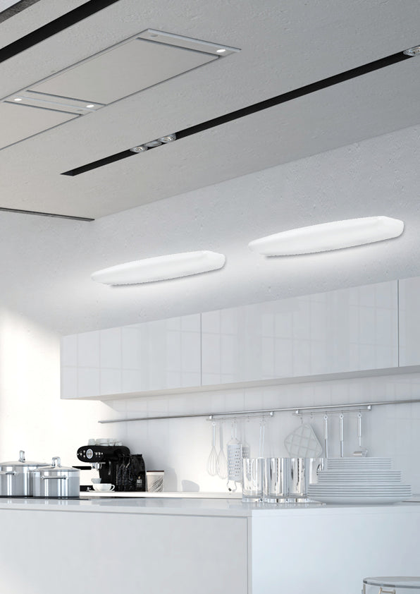Mise en ambiance d'une cuisine moderne avec deux appliques allongées fixées au mur au-dessus du plan.