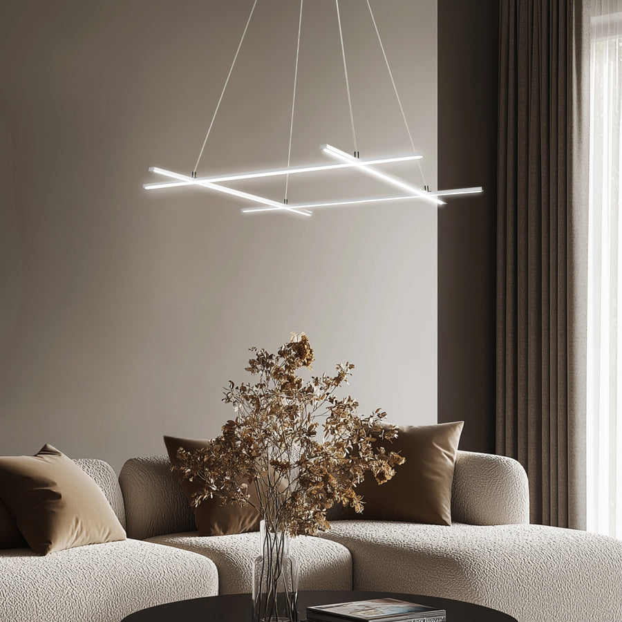 Ambiance chaleureuse, lustre LED allumé au plafond devant rideaux et bouquet séché