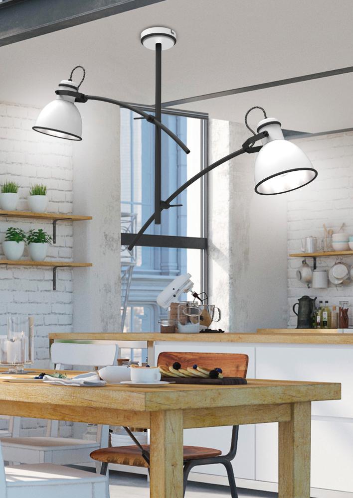 Vue rapprochée du luminaire suspendu au-dessus de la table, abat-jours blancs allumés