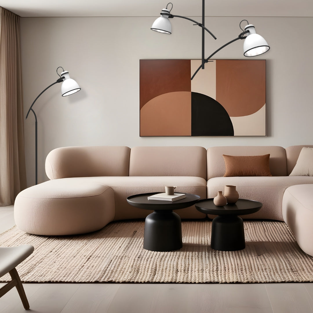 Mise en ambiance dans un salon beige, suspension noire à deux abat-jours blancs au plafond