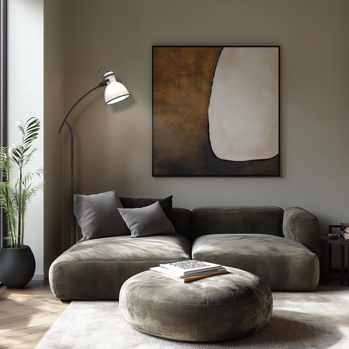 Lampadaire blanc posé dans un intérieur sombre près d'un canapé vert
