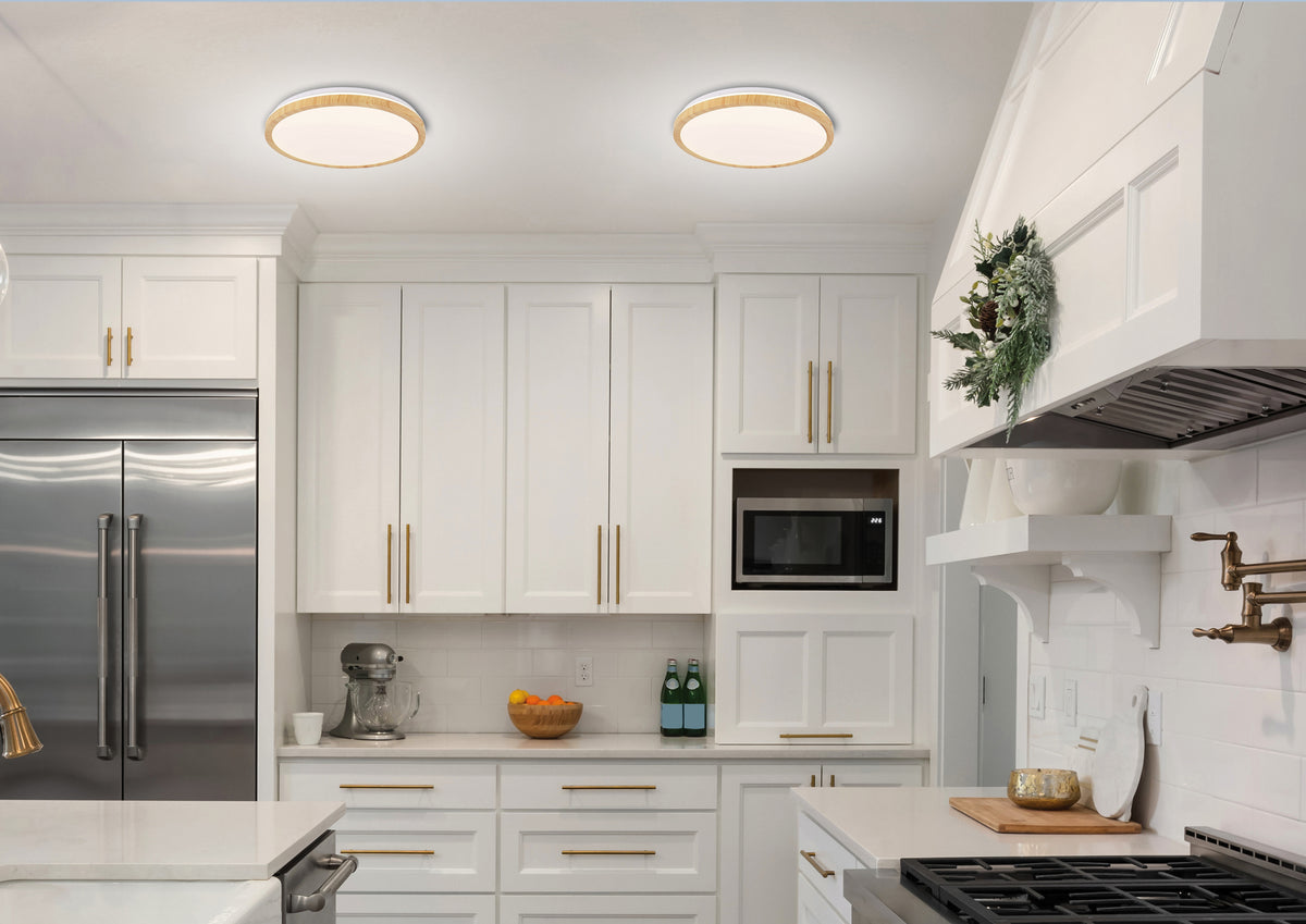 Vue large d'une cuisine blanche équipée, deux luminaires ronds éclairant la pièce