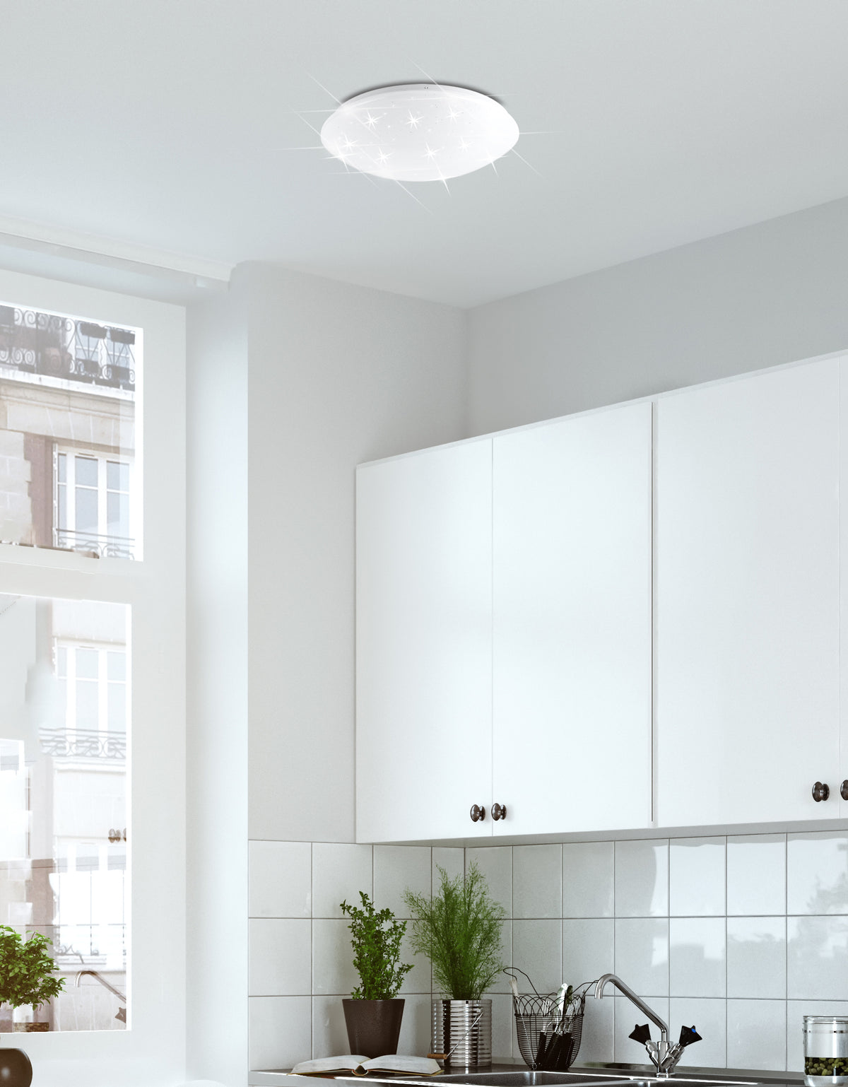 Mise en ambiance du plafonnier allumé au plafond d'une cuisine blanche moderne