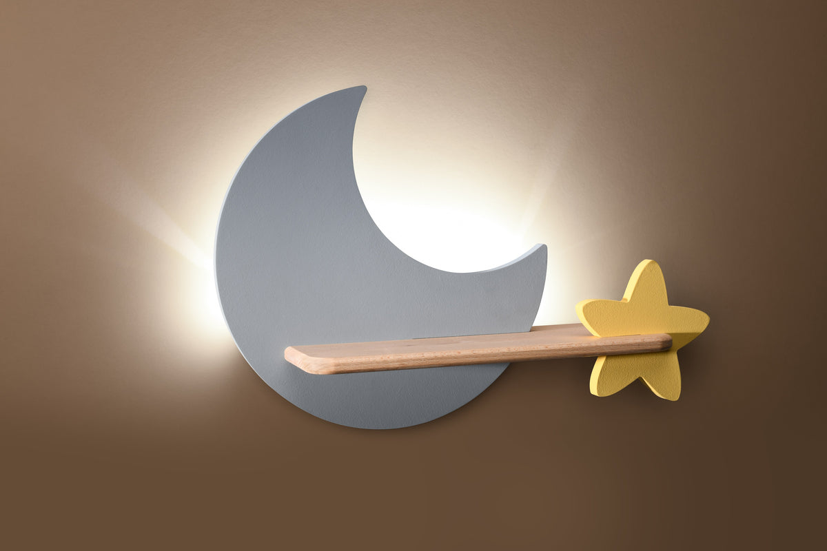 Applique murale allumée sur un mur beige, halo de lumière chaude autour de la lune.