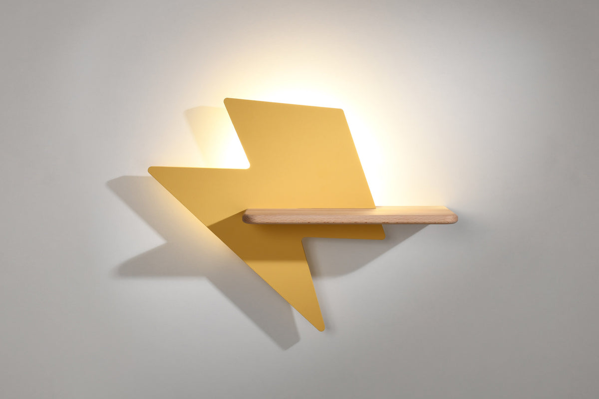 Vue de trois quarts de l'applique éclair allumée diffusant une lumière chaude