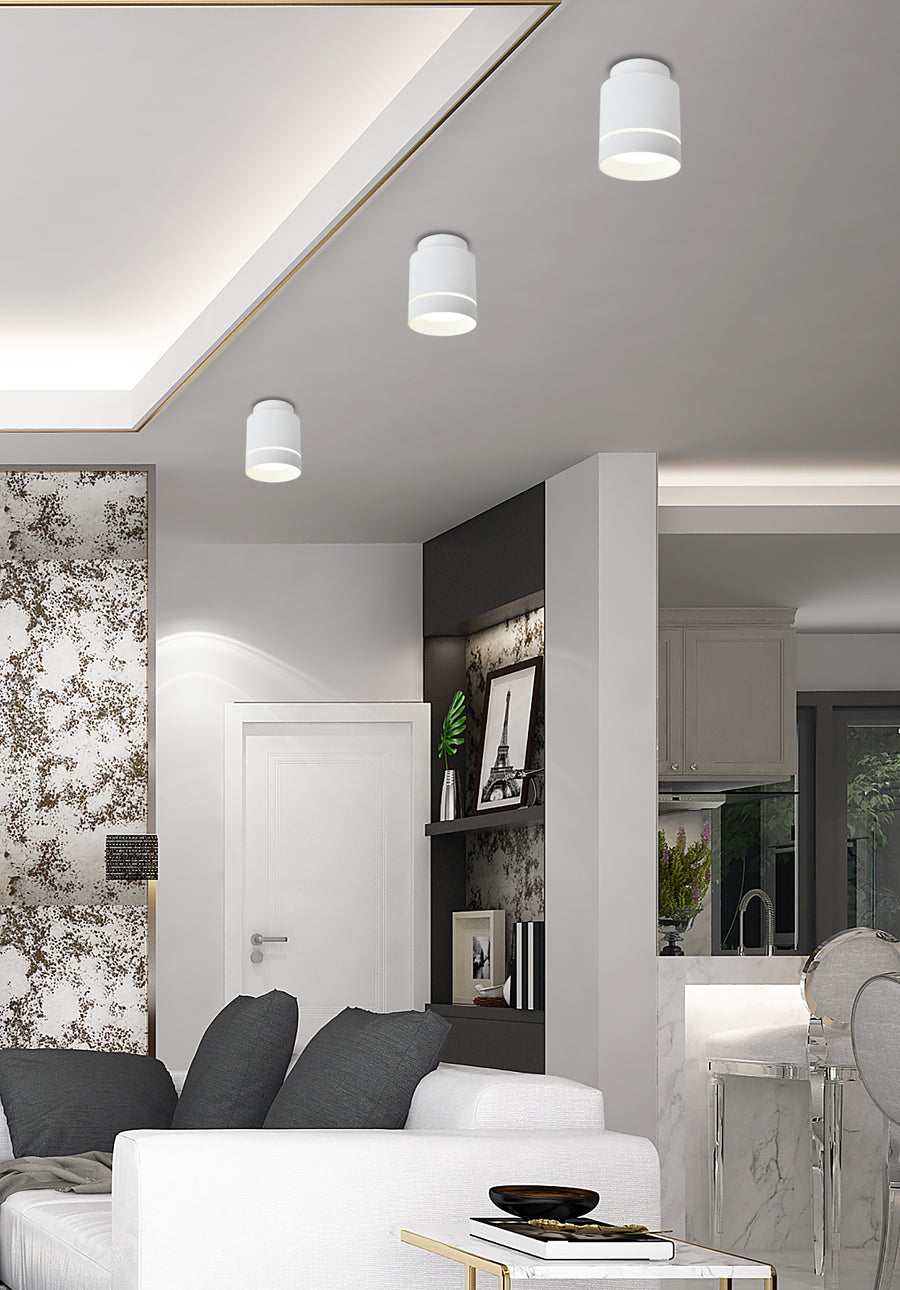 Trois spots identiques fixés au plafond dans un salon contemporain
