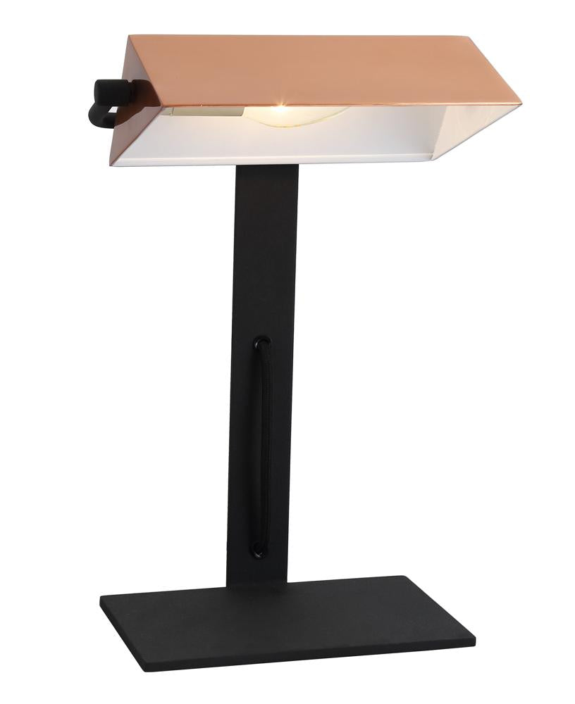 Lampe à poser noire sur fond blanc, abat-jour rectangulaire cuivré et socle plat.