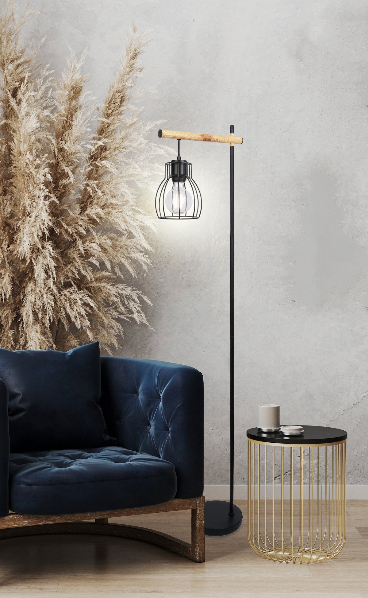 Mise en ambiance avec fauteuil bleu, pampa et table dorée, lampadaire allumé