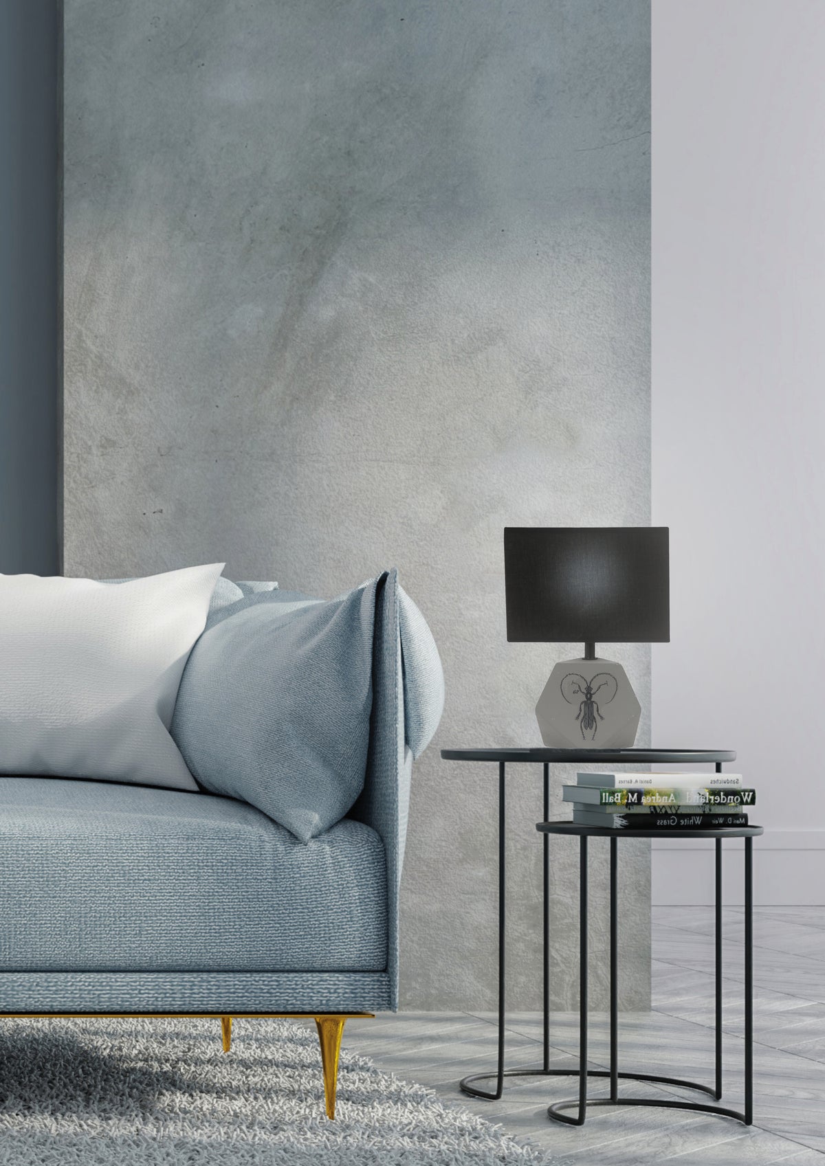Mise en ambiance : lampe posée sur table d'appoint noire, devant un canapé gris clair.
