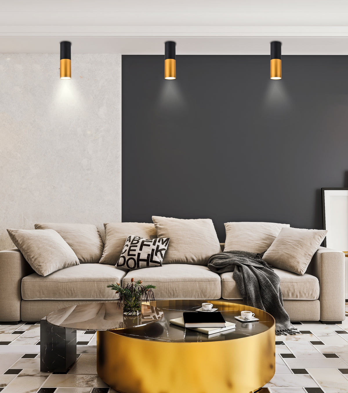 Trois spots noirs et dorés fixés au plafond d'un salon beige avec canapé et table basse.