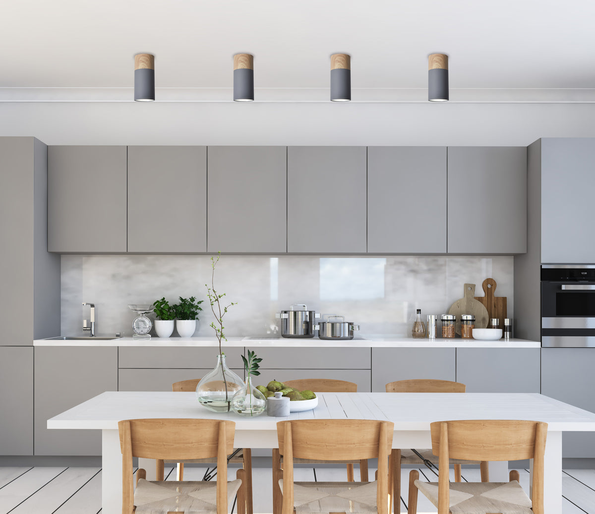 Quatre luminaires cylindriques bois et gris fixés au plafond d'une cuisine moderne.