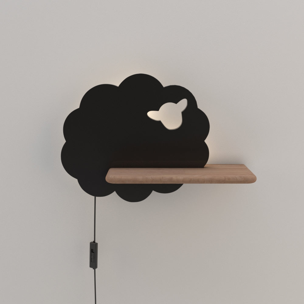 Applique murale noire en forme de nuage fixée au mur, lumière allumée autour du mouton.