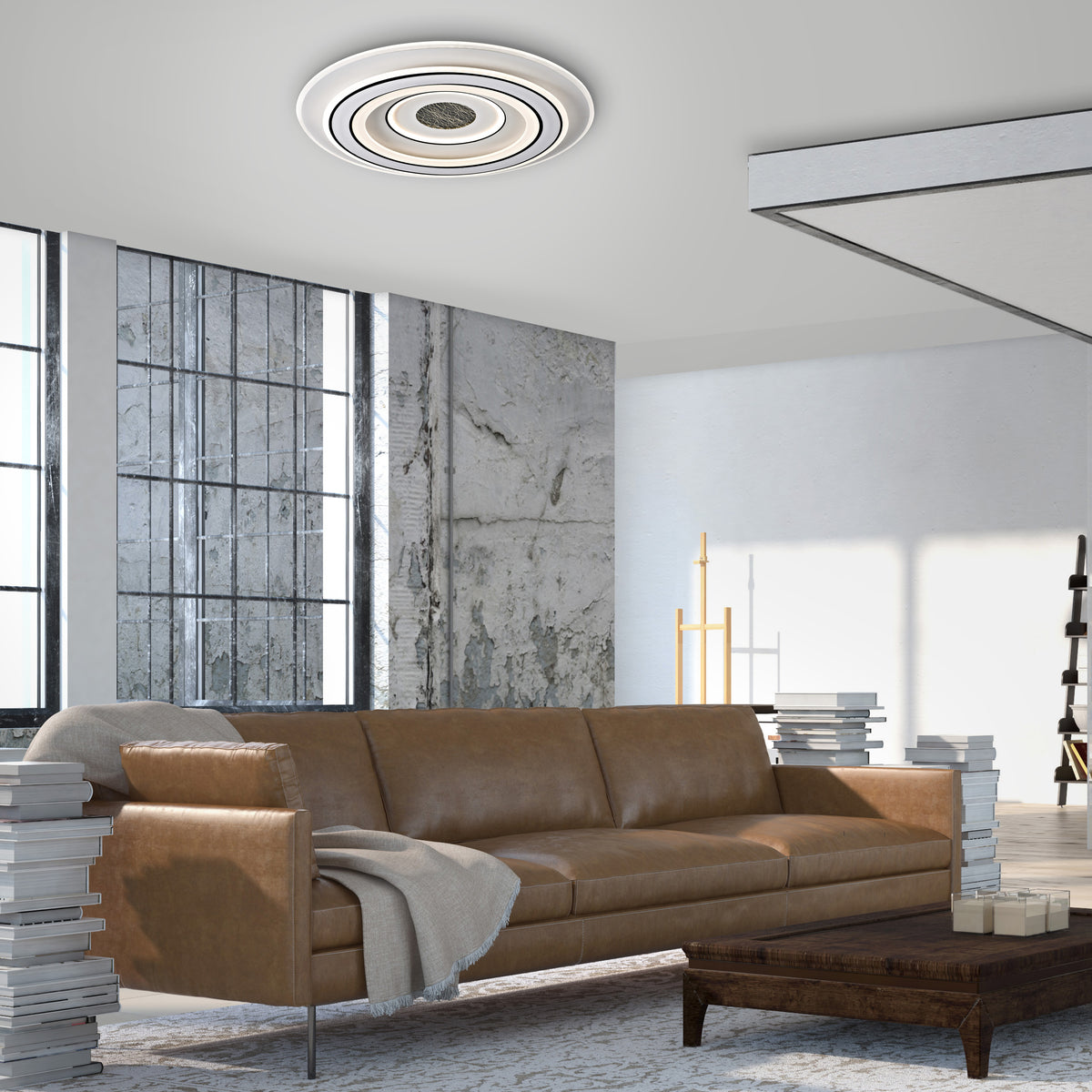 Mise en ambiance du plafonnier allumé au plafond d'un salon au canapé en cuir marron