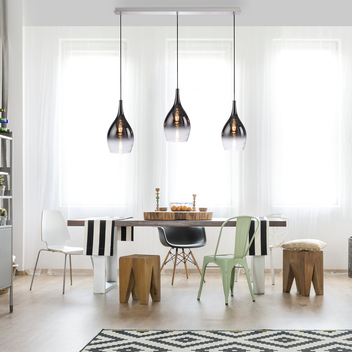 Mise en scène au-dessus d'une table à manger dans une pièce claire et moderne