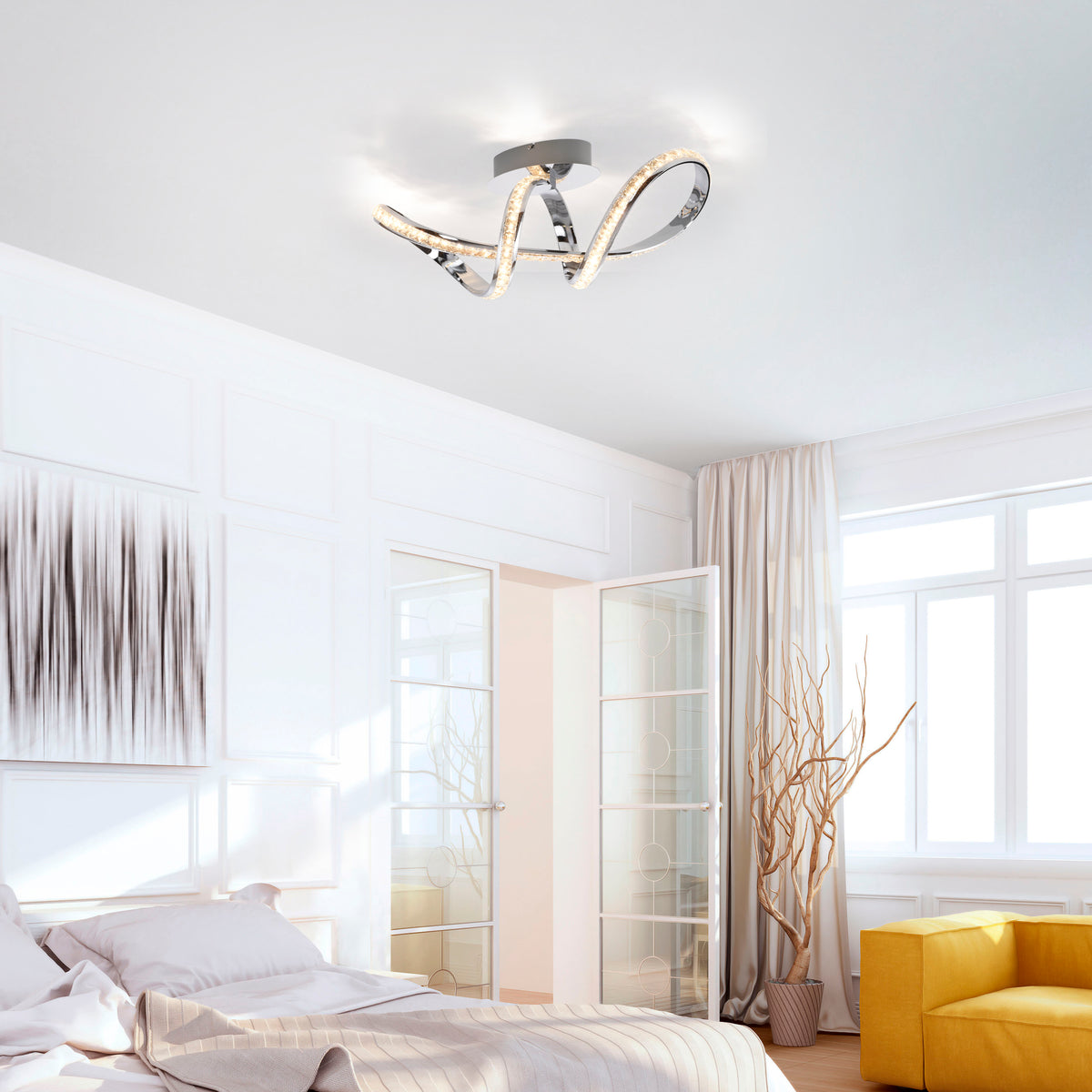 Mise en ambiance dans une chambre blanche, plafonnier allumé au plafond.