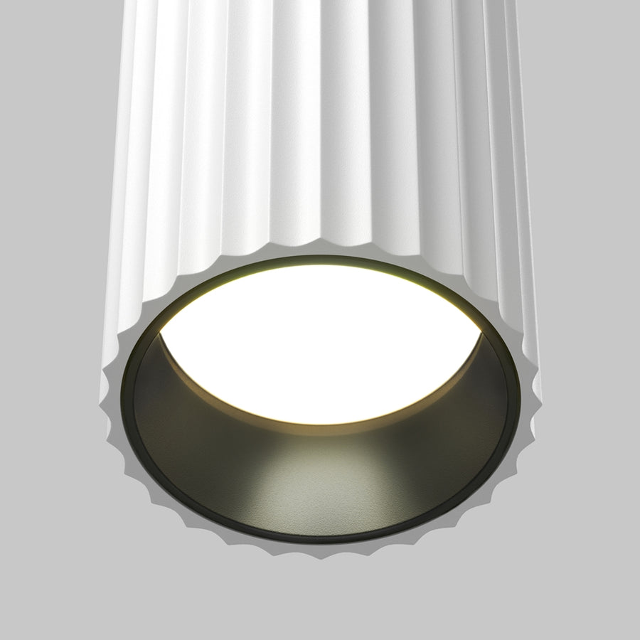 Gros plan sur la sortie de lumière, bague intérieure sombre et diffuseur éclairé