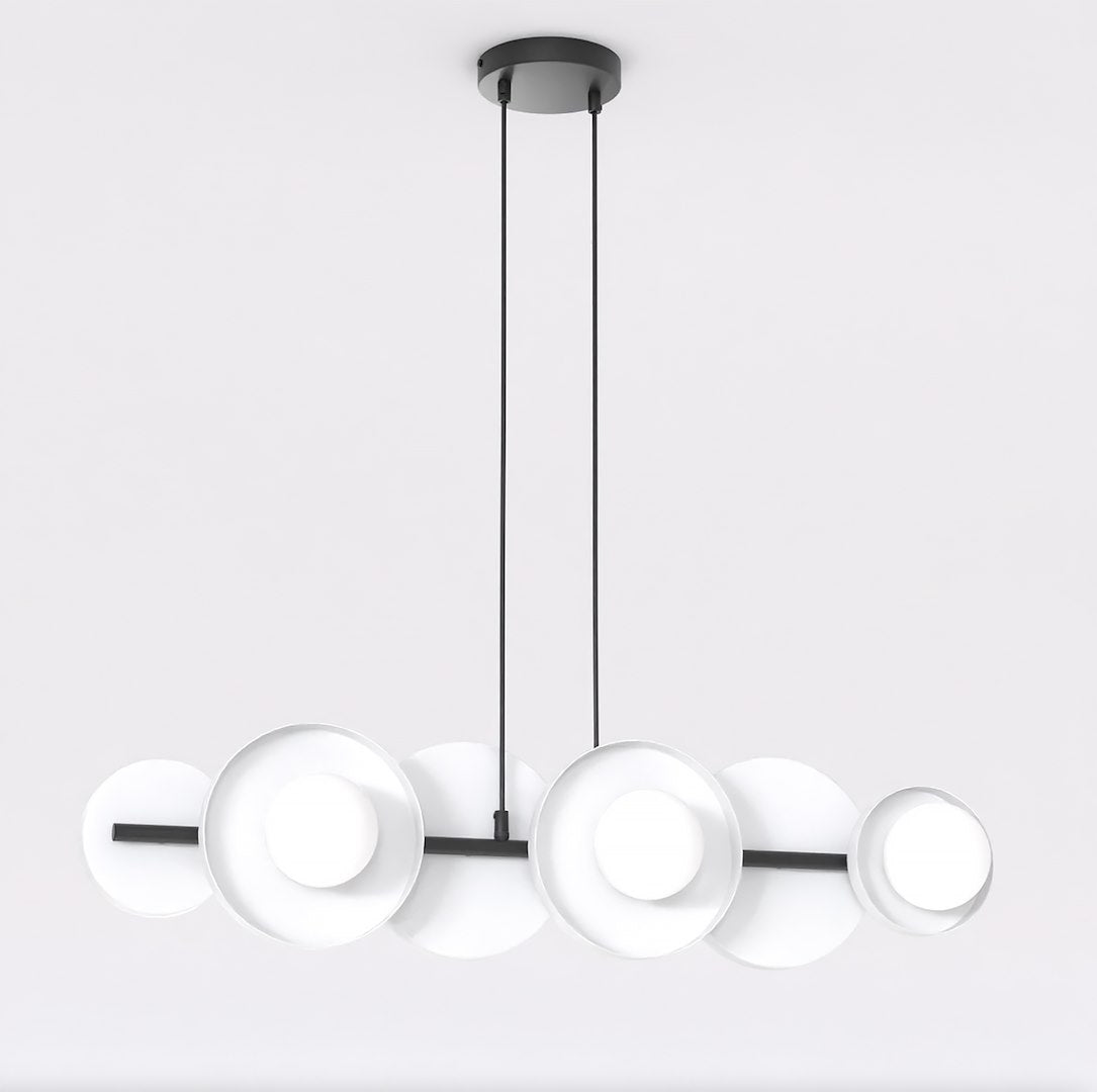 Vue de face de la suspension six lumières, barre noire et disques blancs alignés