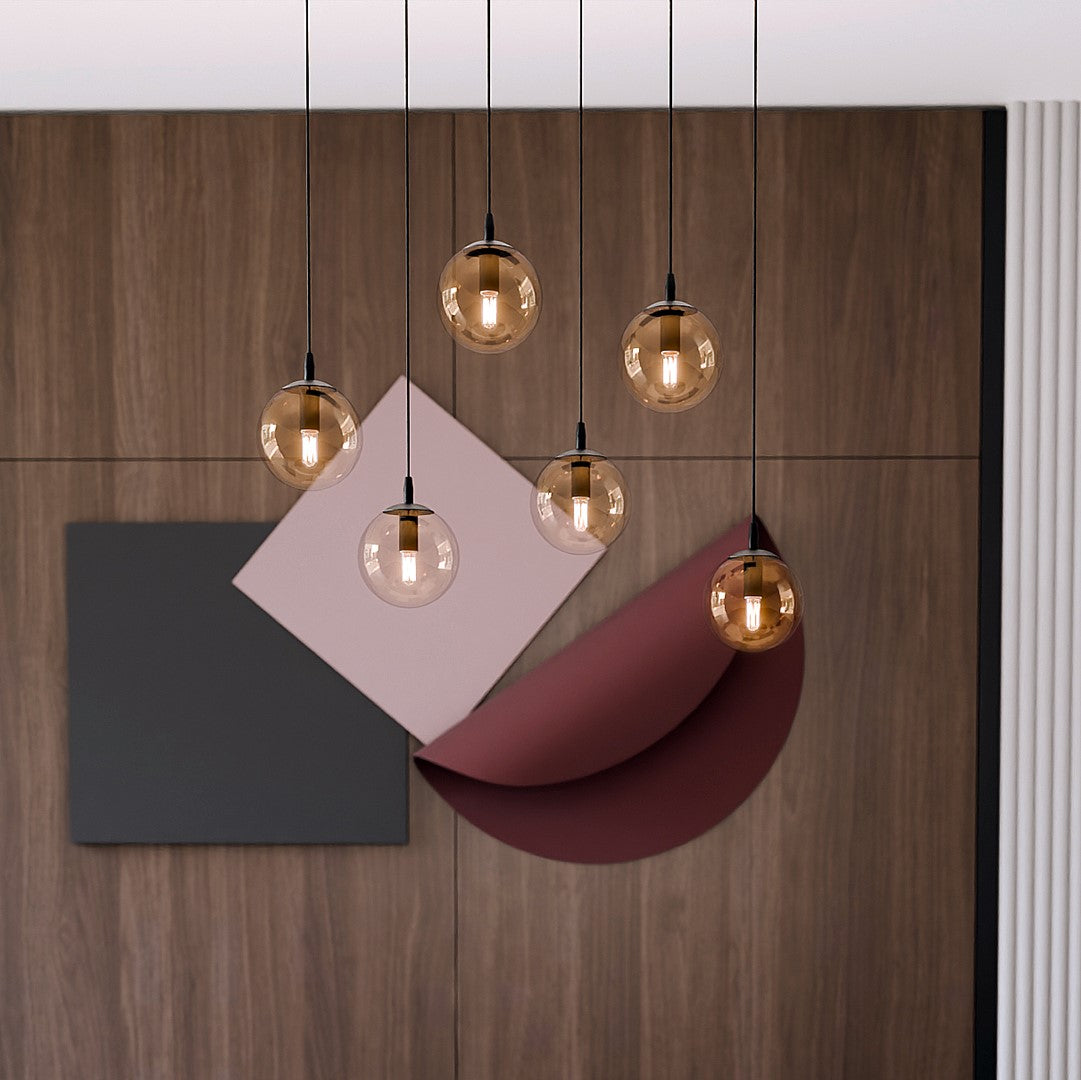 Six globes ambrés suspendus devant panneau de bois et formes décoratives colorées