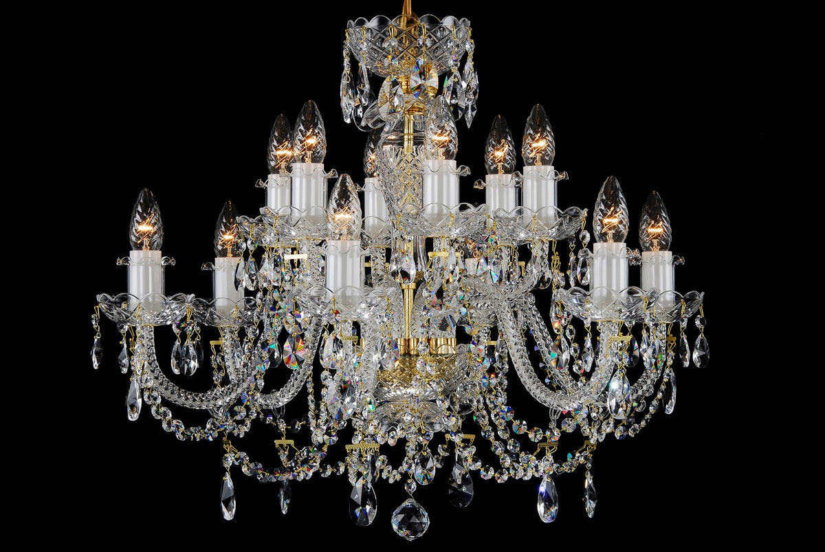 Lustre en cristal de face, allumé, avec bras dorés et pendentifs étincelants
