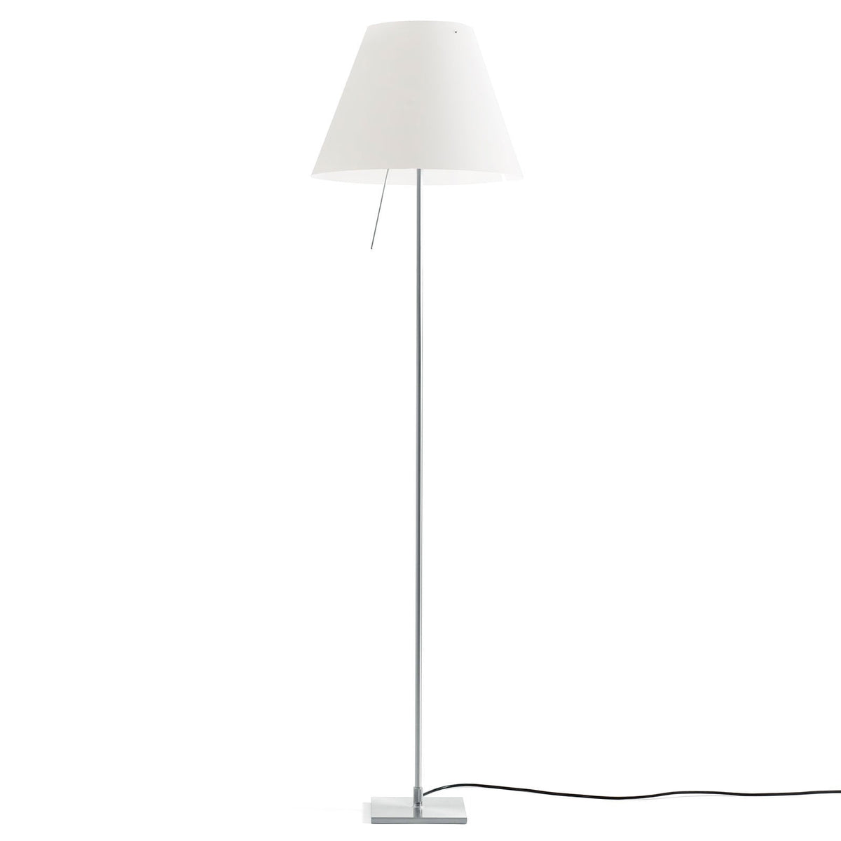 Vue produit sur fond blanc du lampadaire blanc avec abat-jour conique et base carrée.