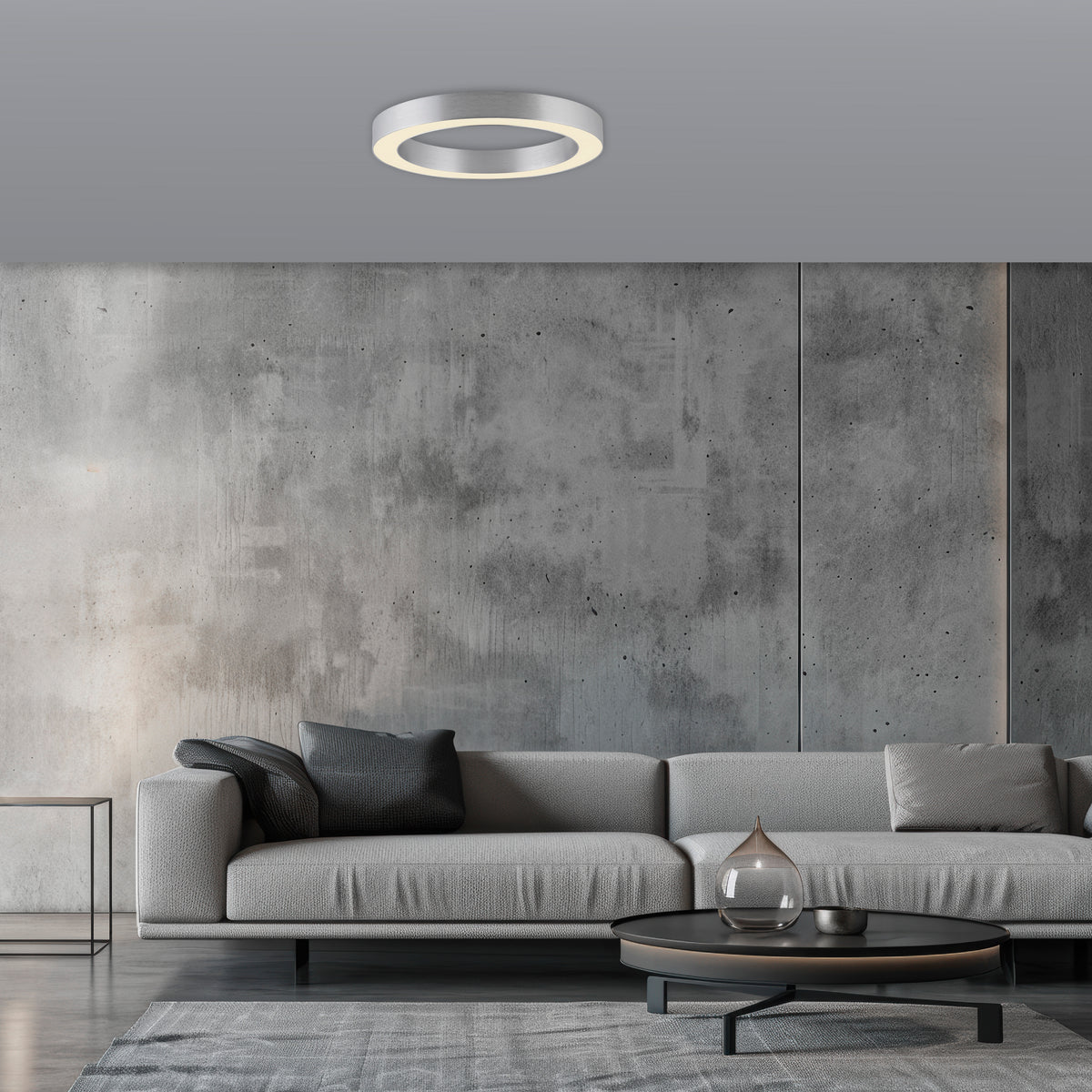 Mise en ambiance du plafonnier allumé dans un salon au mur béton