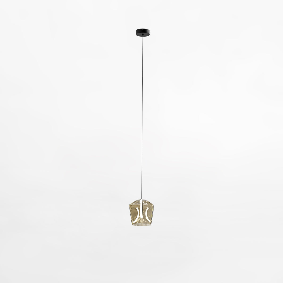 Suspension ambrée vue de face, câble fin, rosace noire et fond blanc
