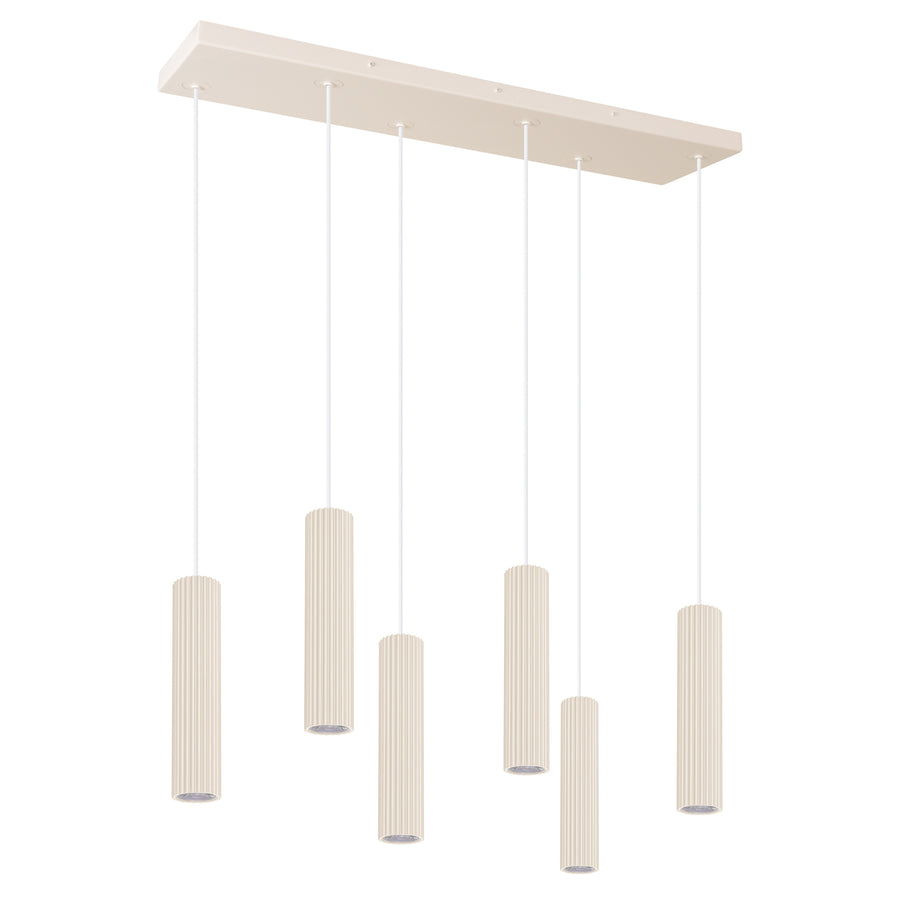 Version beige clair du luminaire suspendu, câbles blancs et six cylindres cannelés.