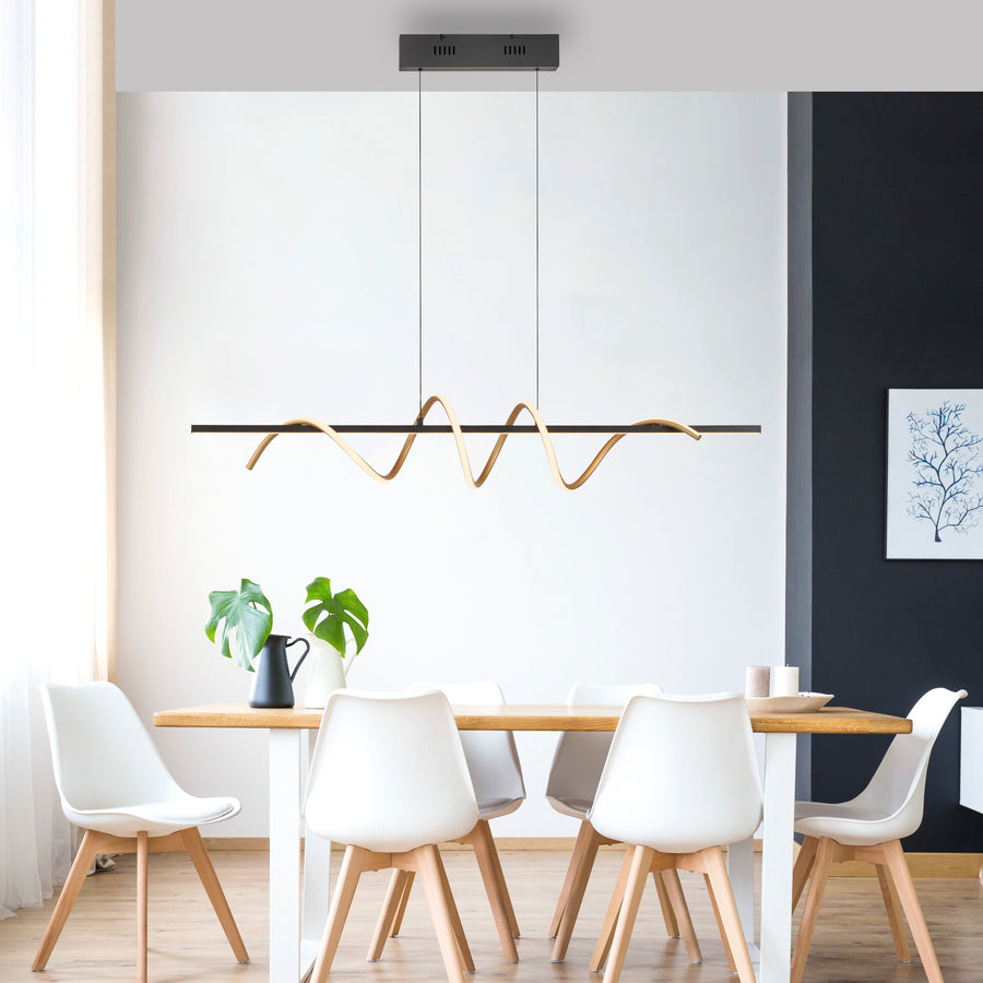Suspension allumée au-dessus d'une table à manger dans un intérieur clair