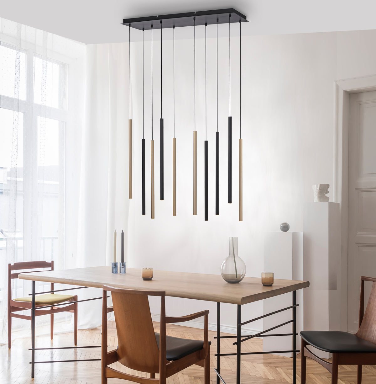 Mise en ambiance au-dessus d'une table à manger dans un séjour lumineux