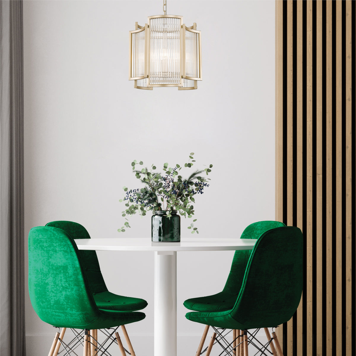 Mise en ambiance au-dessus d'une table blanche, chaises vertes velours