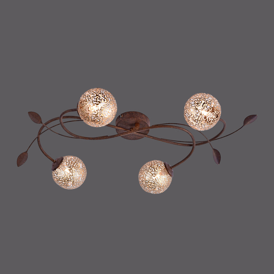 Vue de face du plafonnier quatre lumières, bras métalliques rouillés et globes dorés ajourés.