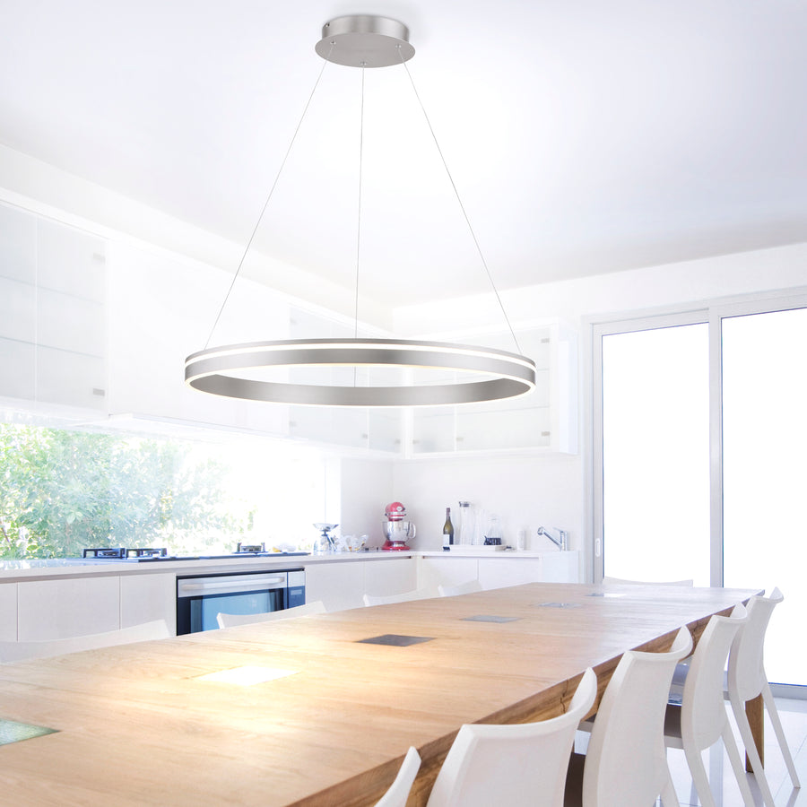 Mise en situation au-dessus d'une table dans une cuisine claire