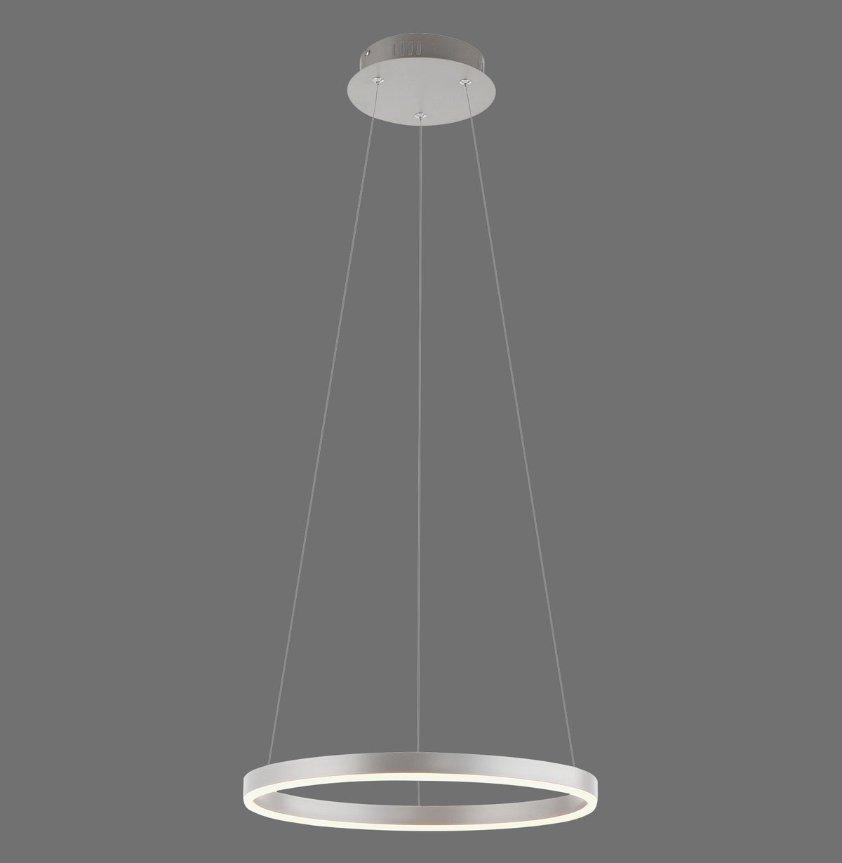 Suspension aluminium avec anneau lumineux suspendu par trois câbles, vue de face sur fond gris.