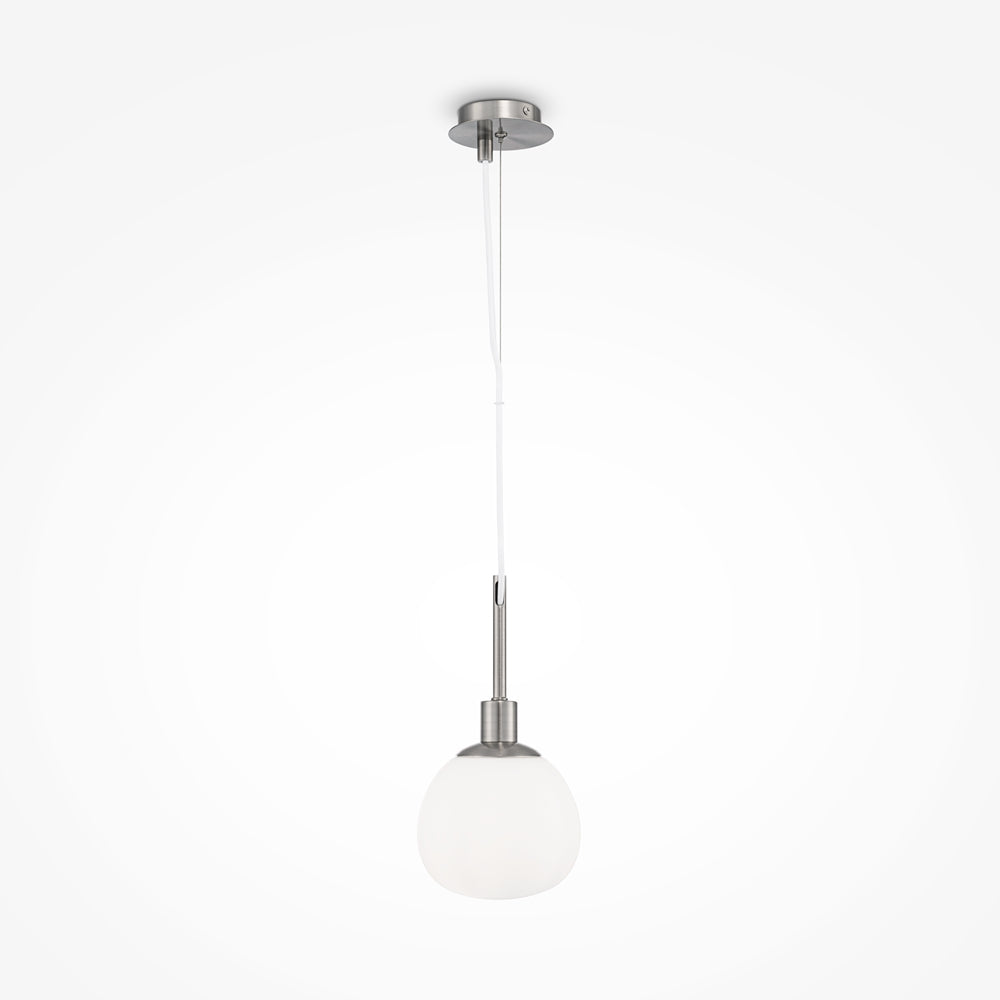 Suspension argentée avec globe en verre opalin blanc, vue de face sur fond blanc.